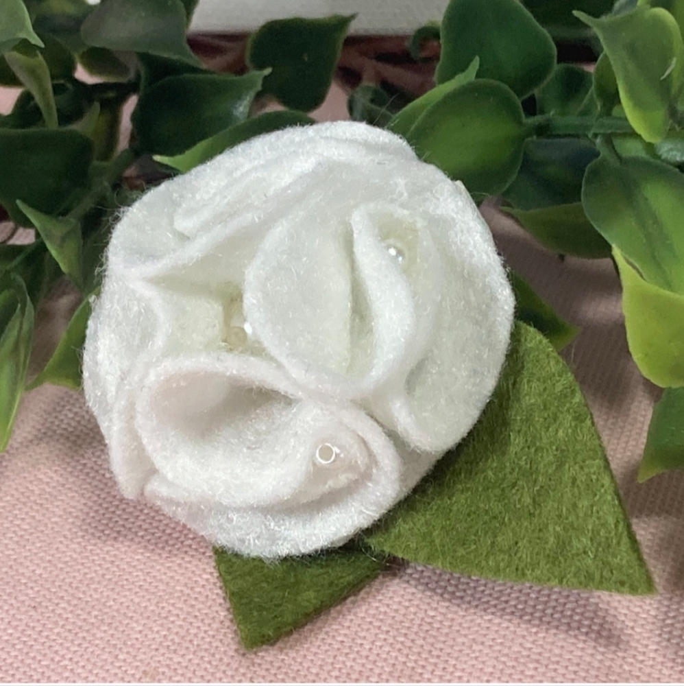 Elegant White Floral Hair Clips